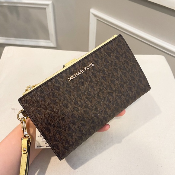 Michael Kors Handbags - 🌼NeW! Michael Kors Double Zip Wallet